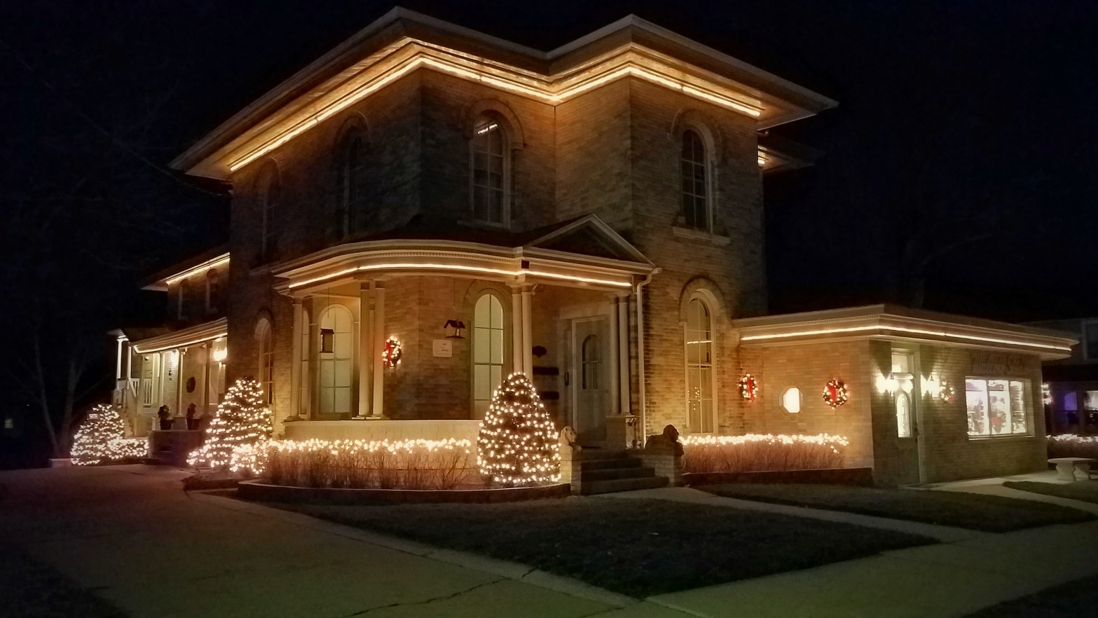 Holiday Lights on the Historic HA Whitney Comfy-Cozy, Conveniently Located, BnB, Columbus, Wisconsin