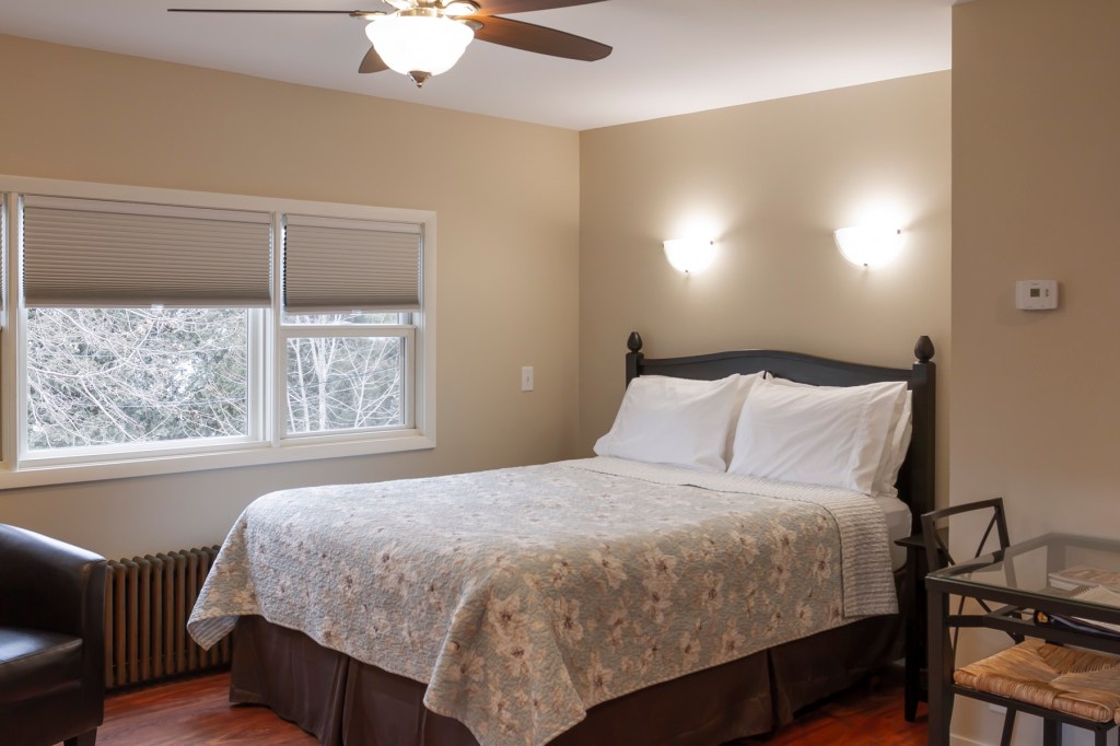 HA Whitney Inn, Columbus, Wisconsin with Comfy Cozy Queen Bed